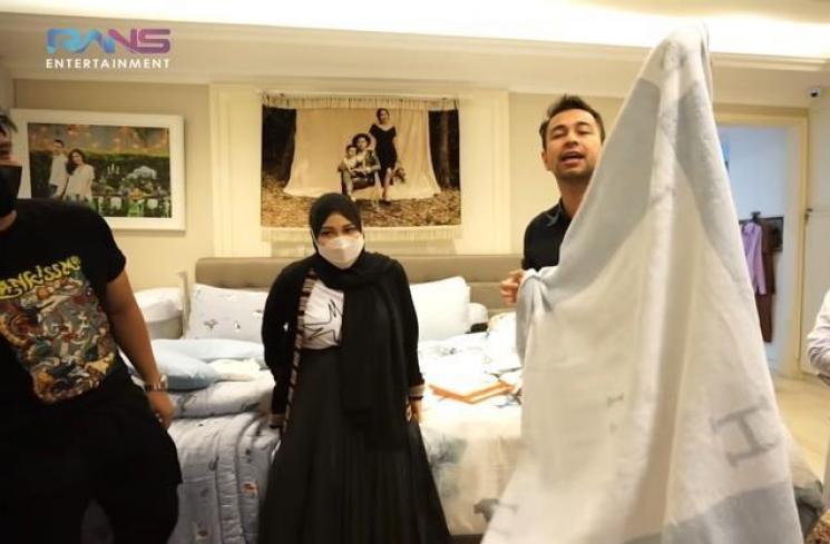 Momen Buka Kado Baby Rayyanza. (YouTube/Rans Entertainment)