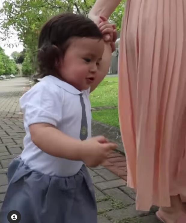 Potret Baby Chloe Pakai Seragam SMA. (Instagram/asmirandah89)