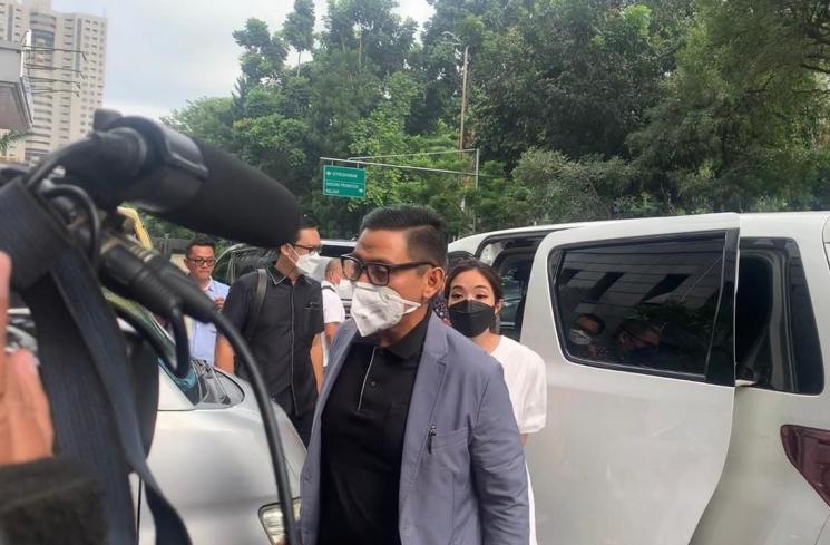 Gisella Anastasia atau Gisel di Polda Metro Jaya, Jumat (10/12/2021). (Matamata.com/Adiyoga Priyambodo)