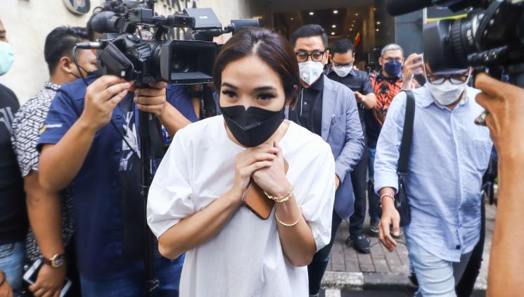 Gisella Anastasia diperiksa di Polda Metro Jaya, Jumat (10/12). [MataMata.com/Alfian Winanto]