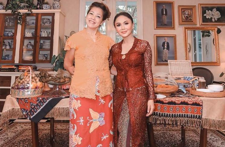 Gaya Yuni Shara Pakai Kebaya. (Instagram/@yunishara36)