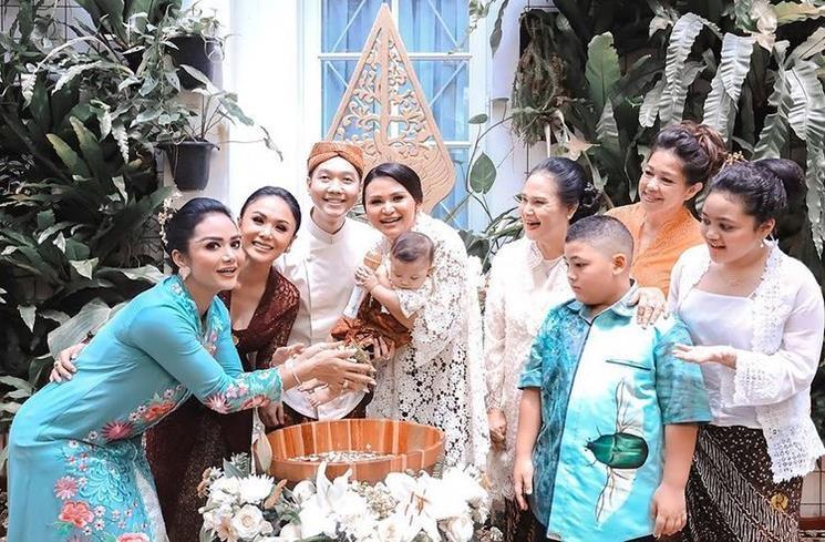 Gaya Yuni Shara Pakai Kebaya. (Instagram/@yunishara36)
