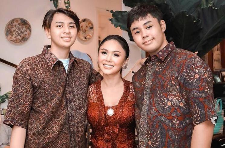 Gaya Yuni Shara Pakai Kebaya. (Instagram/@yunishara36)