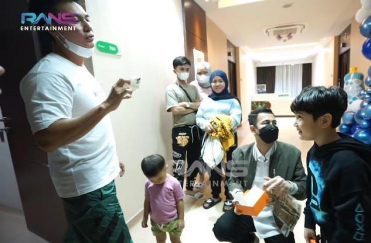 Momen Buka Kado Baby Rayyanza. (YouTube/Rans Entertainment)