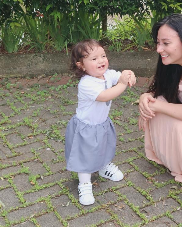 Potret Baby Chloe Pakai Seragam SMA. (Instagram/asmirandah89)