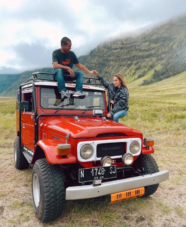 Potret Mesra Yasmine Wildblood dan Suami. (Instagram/yaswildblood)