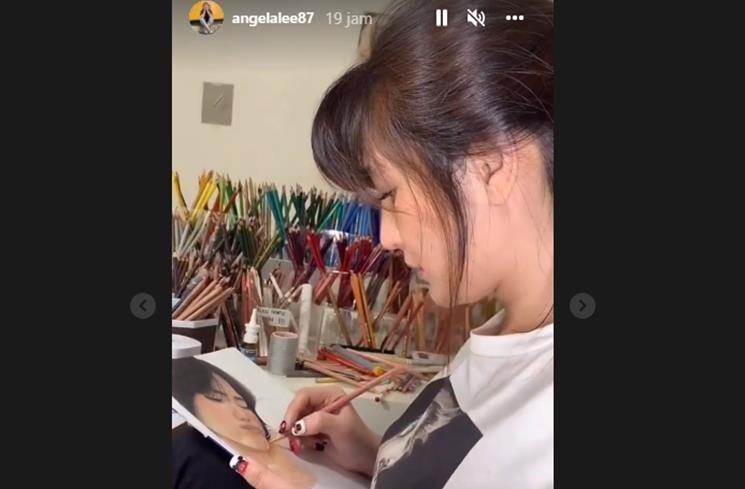 Momen Angela Lee Melukis. (Instagram/@angelalee87)