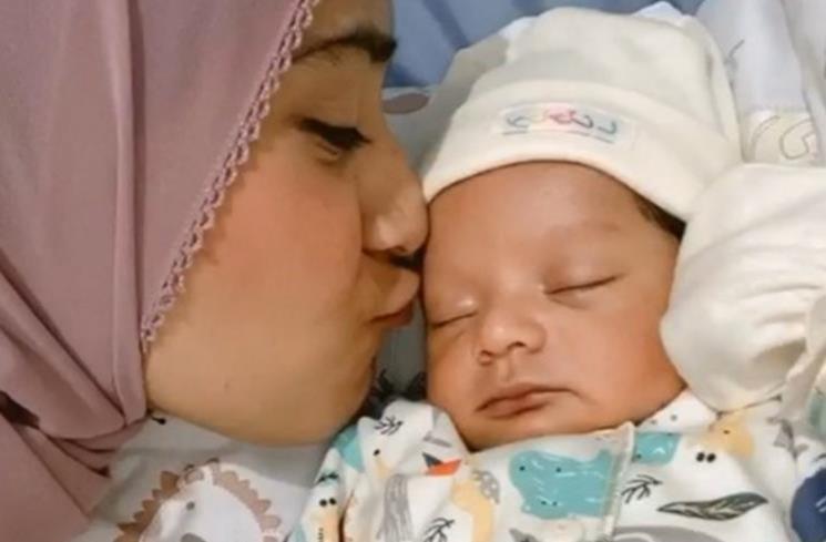 Potret Nadya Mustika Momong Anak. (Instagram/@nadyamustikarahayu) 