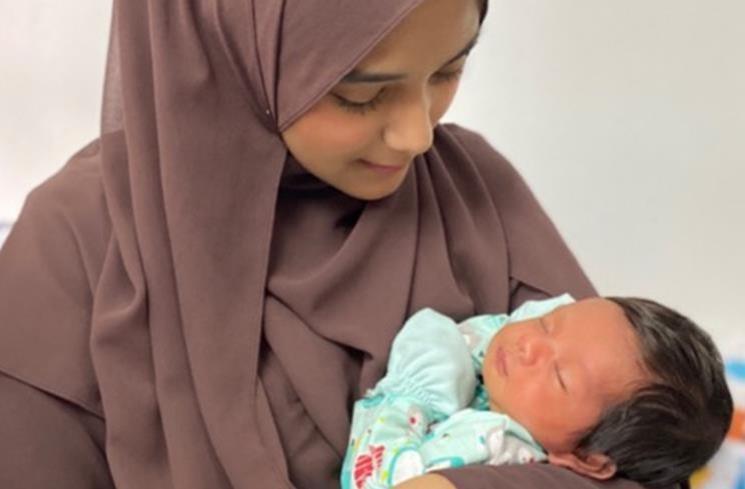 Potret Nadya Mustika Momong Anak. (Instagram/@nadyamustikarahayu) 