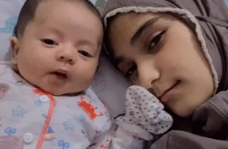 Potret Nadya Mustika Momong Anak. (Instagram/@nadyamustikarahayu) 