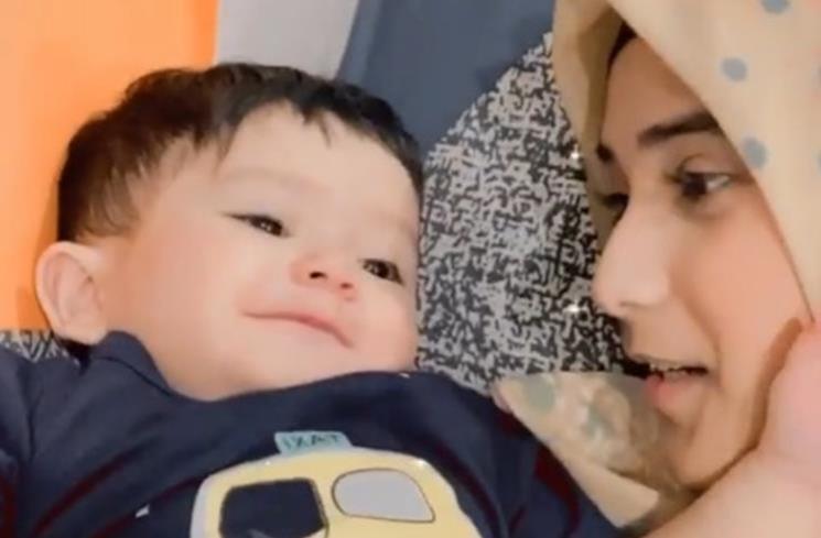 Potret Nadya Mustika Momong Anak. (Instagram/@nadyamustikarahayu) 