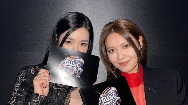 Tiffany SNSD dan Sooyoung SNSD dalam MAMA 2021. (Instagram)