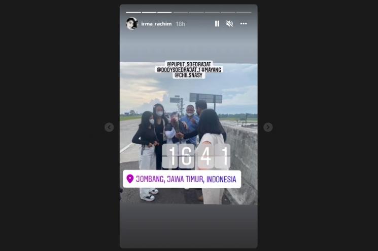 Doddy Sudrajat berhenti di tol tempat Vanessa Angel kecelakaan. (Instagram/irma_rachim)