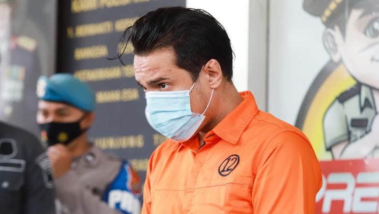 Bobby Joseph dihadirkan saat rilis kasus narkoba yang menjeratnya. [MataMata.com/Alfian Winanto]
