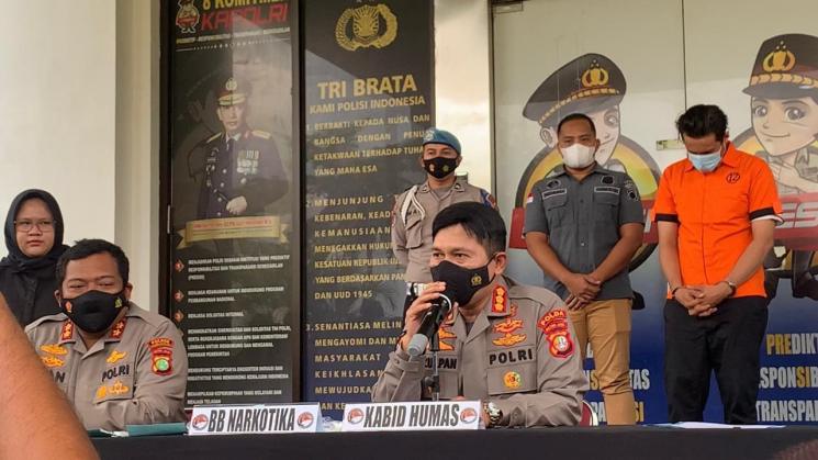 Bobby Joseph berbaju tahanan dalam rilis penangkapannya terkait kasus narkoba [MataMata.com/Adiyoga Priyambodo]