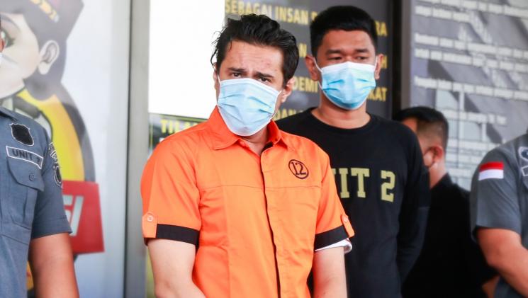 Bobby Joseph dihadirkan saat rilis kasus narkoba yang menjeratnya. [MataMata.com/Alfian Winanto]