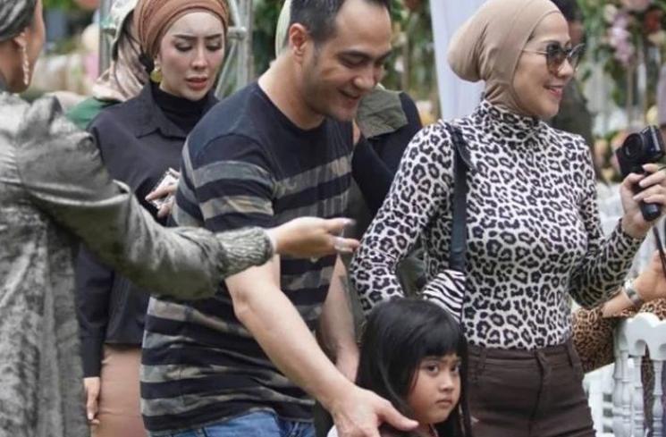 Potret Ferry Irawan Momong Vania (Instagram/ferryirawanofficial)