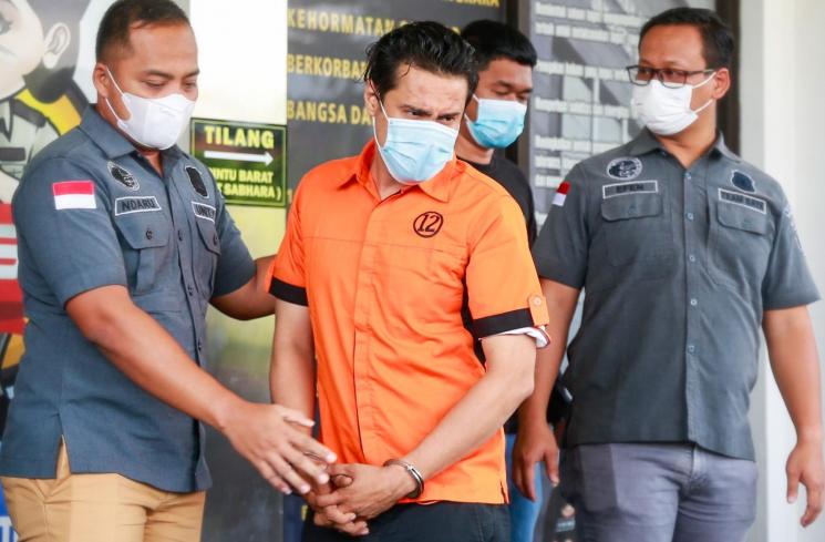 Bobby Joseph dihadirkan saat rilis kasus narkoba yang menjeratnya. [MataMata.com/Alfian Winanto]