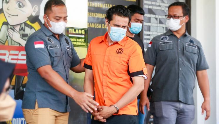 Bobby Joseph dihadirkan saat rilis kasus narkoba yang menjeratnya. [MataMata.com/Alfian Winanto]