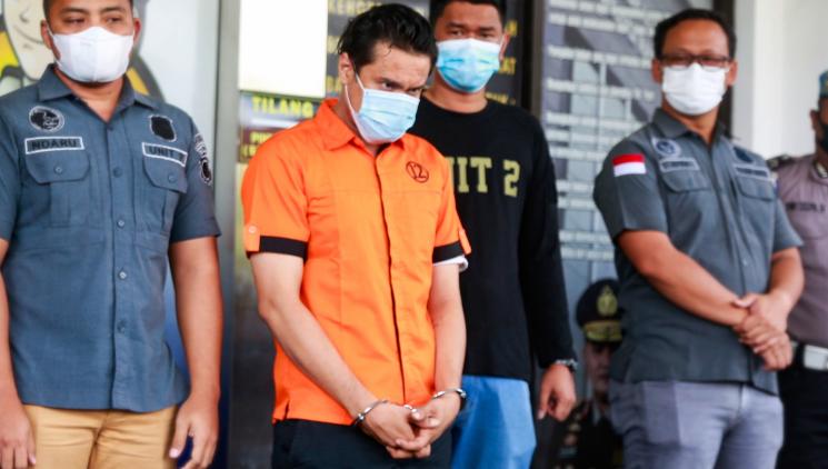 Bobby Joseph dihadirkan saat rilis kasus narkoba yang menjeratnya. [MataMata.com/Alfian Winanto]