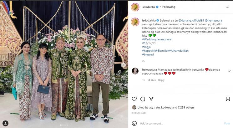 Iis Dahlia menghadiri pernikahan Danang DA dan Hemas Nura. (Instagram/isdadahlia)