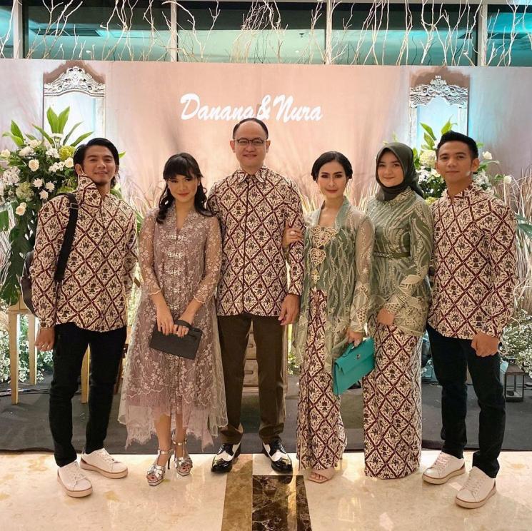 Iis Dahlia menghadiri pernikahan Danang DA dan Hemas Nura. (Instagram/isdadahlia)
