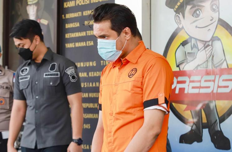 Bobby Joseph dihadirkan saat rilis kasus narkoba yang menjeratnya. [MataMata.com/Alfian Winanto]