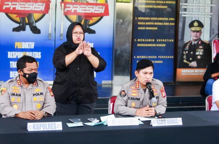 Bobby Joseph dihadirkan saat rilis kasus narkoba yang menjeratnya. [MataMata.com/Alfian Winanto]
