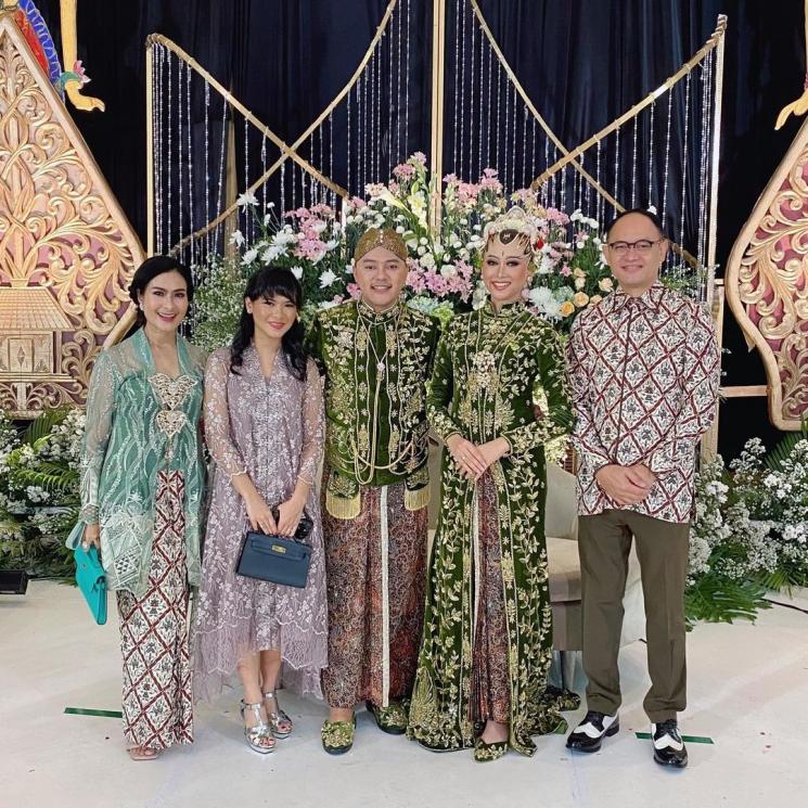Iis Dahlia menghadiri pernikahan Danang DA dan Hemas Nura. (Instagram/isdadahlia)