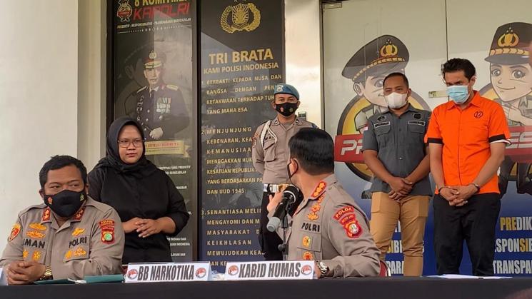 Bobby Joseph berbaju tahanan dalam rilis penangkapannya terkait kasus narkoba [MataMata.com/Adiyoga Priyambodo]