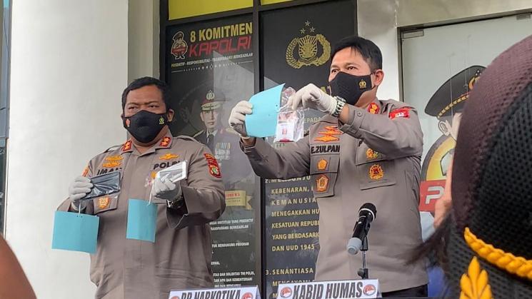 Bobby Joseph berbaju tahanan dalam rilis penangkapannya terkait kasus narkoba [MataMata.com/Adiyoga Priyambodo]
