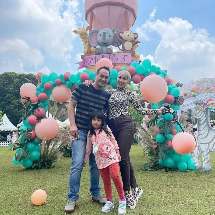 Potret Ferry Irawan Momong Vania (Instagram/ferryirawanofficial)