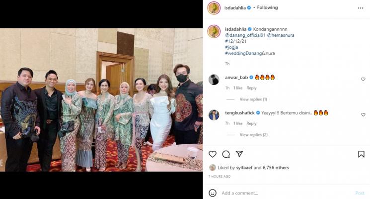 Iis Dahlia menghadiri pernikahan Danang DA dan Hemas Nura. (Instagram/isdadahlia)