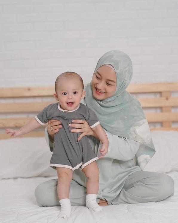 Artis melahirkan anak pertama di tahun 2021 (Instagram/@dindahw)