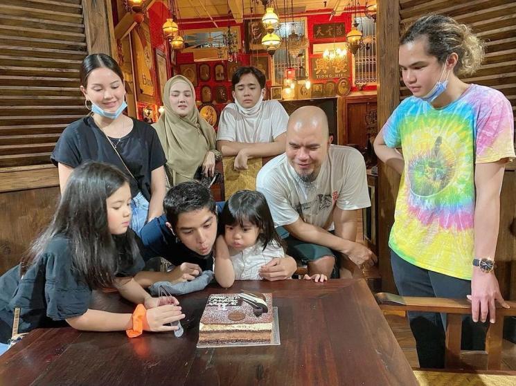 Potret Dekat Ahmad Dhani dengan Anak Mulan Jameela (Instagram/@ahmaddhaniofficial)