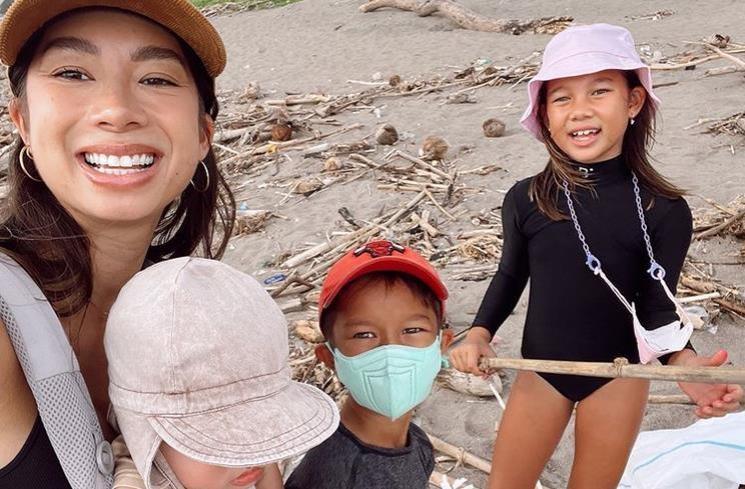 Jennifer Bachdim Ajak Anak Memungut Sampah. (Instagram/@jenniferbachdim)