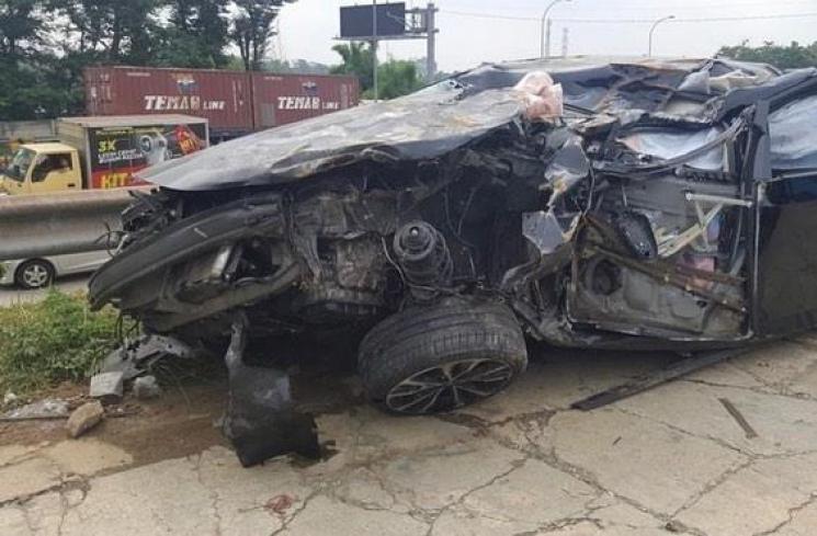 Mobil Laura Anna ringsek usai kecelakaan di Tol Jagorawi. [Instagram] 