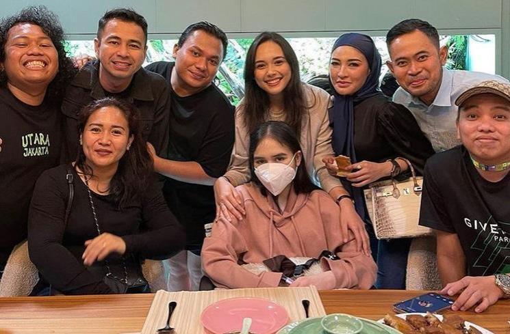 Potret Kenangan Laura Anna Bareng Artis. (Instagram/@edlnlaura)