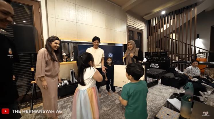 Hadiah ulang tahun Arsy dari Atta dan Aurel. (YouTuber/The Hermansyah A6)