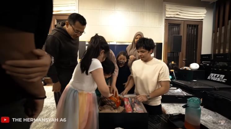 Hadiah ulang tahun Arsy dari Atta dan Aurel. (YouTuber/The Hermansyah A6)