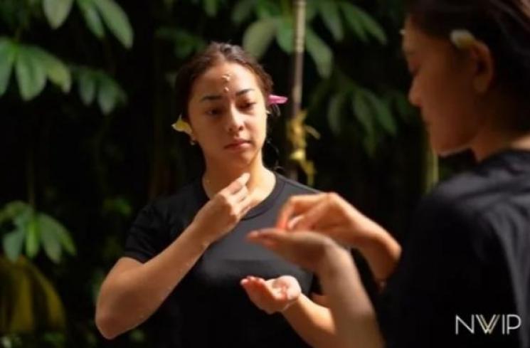 Seleb Jalani Tradisi Melukat. (YouTube/Nikita Willy Official)