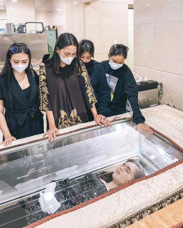 Jasad Laura Anna di dalam peti jenazah. [Instagram]