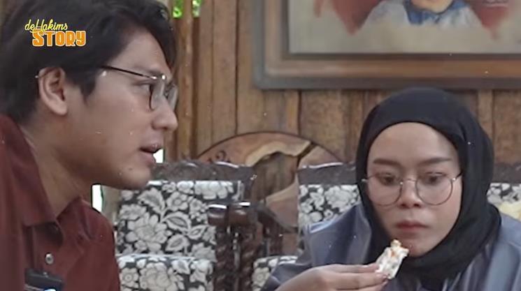 Rizky Billar dan Lesti Kejora disinggung soal perceraian Rizki DA. (YouTube/deHakims Story)