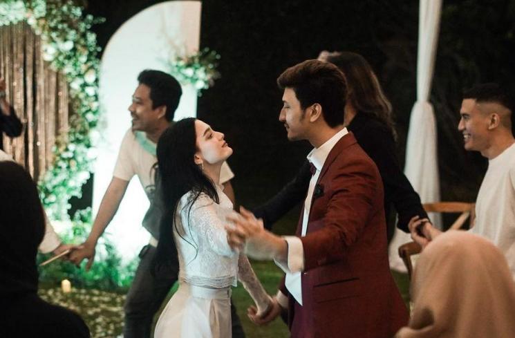 Irish Bella bagikan momen lamaran Aditya Zoni dan Yasmine. (Instagram/@_irishbella_)
