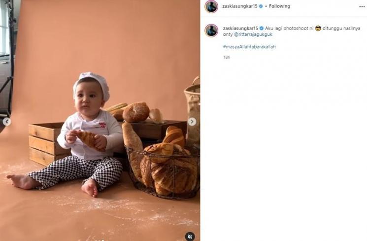 Ukkasya anak Zaskia Sungkar pemotretan. (Instagram/@zaskiasungkar15)