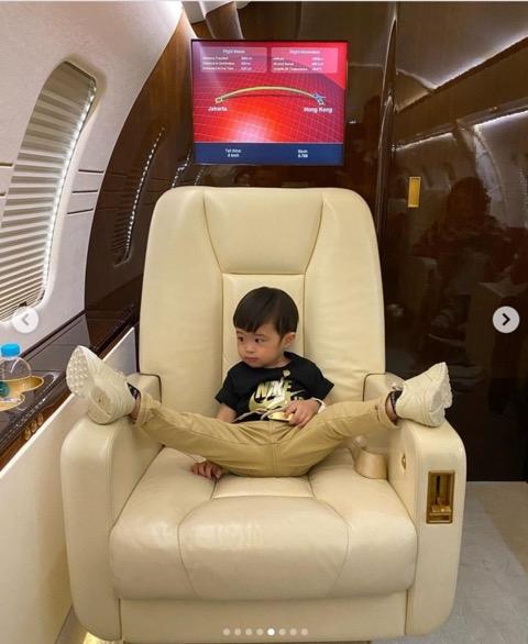 Gaya Anak Sandra Dewi Naik Jet Pribadi (Instagram/@raphaelmoeis)