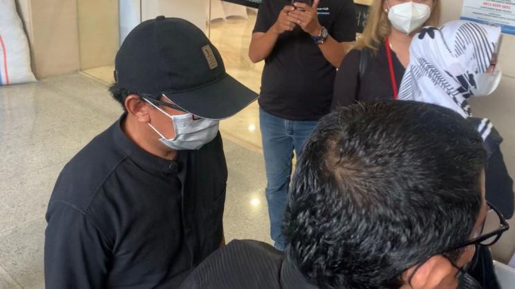 Ayah Gaga Muhammad, Asep Yusman hadir di upacara tutup peti Laura Anna. (MataMata.com/Adiyoga P)