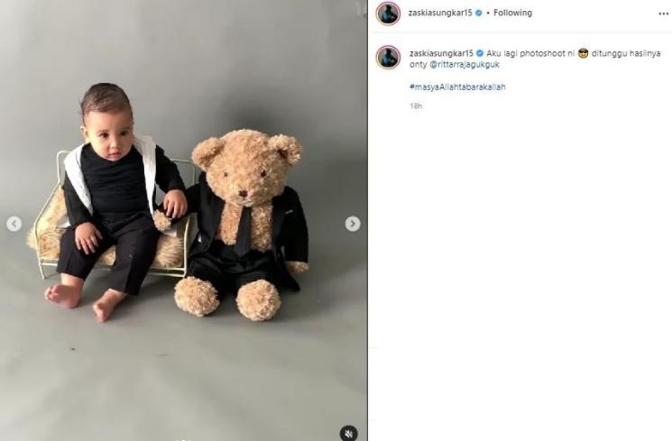 Ukkasya anak Zaskia Sungkar pemotretan. (Instagram/@zaskiasungkar15)