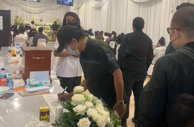 Ayah Gaga Muhammad, Asep Yusman hadir di upacara tutup peti Laura Anna. (MataMata.com/Adiyoga P)