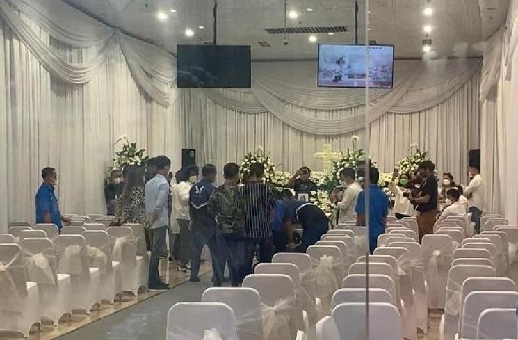 Suasana jelang tutup peti Laura Anna di Rumah Duka Grand Heaven (16/12/2021). [Matamata.com/Adiyoga Priyambodo]